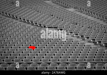 Stade de football avec des sièges vides. Chaise en plastique rouge vide en suspens au stade de football. Rangée de banc inoccupé au stade. Sièges réservés Banque D'Images