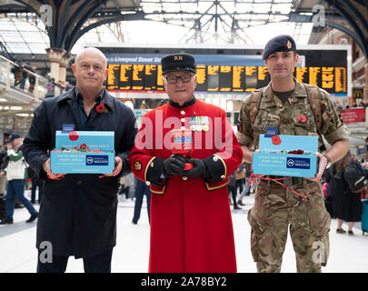 (De gauche à droite) l'ambassadeur des Forces armées, Ross Kemp, Chelsea pensionné et de Bretagne intérieure ? ? ?s Got Talent 2019, Sergent-major Colin Thackery, et le caporal du cheval Richard Jones, lauréat de la Grande-Bretagne ? ? ?s Got Talent 2016, à la gare de Liverpool Street à Londres pour le lancement de la Royal British Legion poppy l'appel qui cette année a une foule de célébrités cachées parmi la légion 40 000 collectionneurs. Banque D'Images