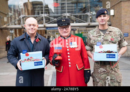 (De gauche à droite) l'ambassadeur des Forces armées, Ross Kemp, Chelsea pensionné et gagnant de la Grande-Bretagne ? ? ?s Got Talent 2019, Sergent-major Colin Thackery, et le caporal du cheval Richard Jones, lauréat de la Grande-Bretagne ? ? ?s Got Talent 2016, à la gare de Liverpool Street à Londres pour le lancement de la Royal British Legion poppy l'appel qui cette année a une foule de célébrités cachées parmi la légion 40 000 collectionneurs. Banque D'Images