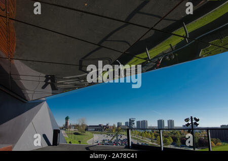 Katowice, Silésie, Pologne, 20 Octobre 2019 : plafond miroir de réflexion avec vue sur la ville, sur la terrasse, en zone de culture de Katowice Banque D'Images