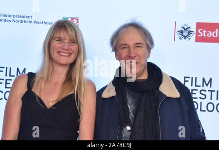 Cologne, Allemagne. 10 Oct, 2019. Corinna Nilson et son compagnon viennent à l'ouverture du Festival du film international de Cologne, du film et de la télévision, où des tendances mondiales et d'oeuvres de l'histoire de l'audiovisuel sont affichées. Credit : Horst Galuschka/dpa/Horst Galuschka dpa/Alamy Live News Banque D'Images