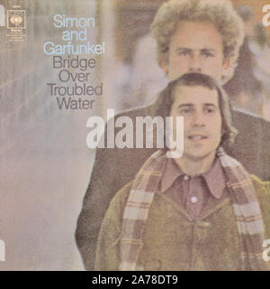 Simon et Garfunkel - couverture originale de l'album en vinyle - Bridge Over Troubled Water - 1969 Banque D'Images