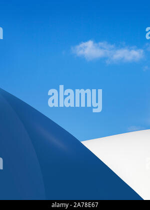 Fragment moderne sur un bâtiment, contre le ciel bleu, journée ensoleillée Banque D'Images