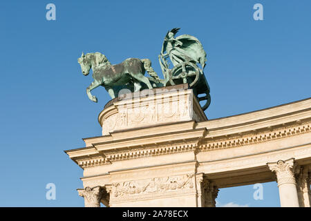 Char avec les chevaux sur haut de Milennium Monument de la Place des Héros (Hősök tere). Représentant un symbole de guerre. Budapest Banque D'Images