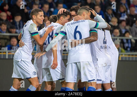 Bielefeld, Allemagne. 29 Oct, 2019. jubilationtraube la Schalke joueur après le but à 1-0 par Alessandro SCHOEPF (3e à partir de la gauche, Schoep, GE), jubilation, encourager, applaudir, joie, Cheers, célébrer, goaljubel, la moitié de la figure, la moitié de la figure, football, DFB Pokal, 2ème série DSC Arminia Bielefeld (BI) - FC Schalke 04 (GE) 2 : 3, le 29.10.2019 à Berlin/Allemagne. Utilisation dans le monde entier | Credit : dpa/Alamy Live News Banque D'Images