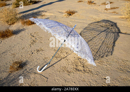 Parasol Blanc jette une ombre sur la surface de la terre dans le désert de Judée. Israël Banque D'Images