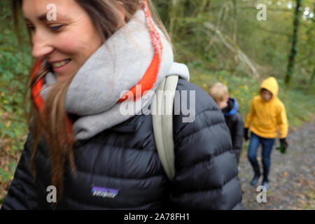 Famille mère enfants enfants garçons marchant le long d'une campagne pendant les vacances scolaires en automne à Carmarthenshire pays de Galles, Royaume-Uni KATHY DEWITT Banque D'Images