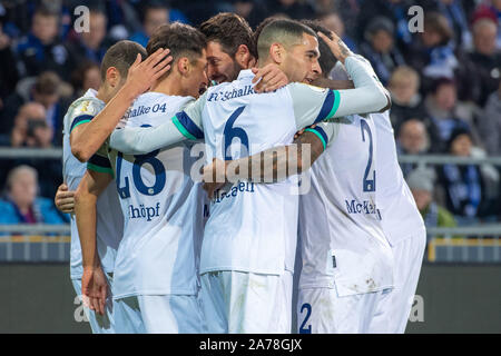 Bielefeld, Allemagne. 29 Oct, 2019. jubilationtraube la Schalke joueur après le but à 2-0 par Alessandro SCHOEPF (2e de gauche, Schoep, GE), jubilation, encourager, applaudir, joie, Cheers, célébrer, goaljubel, la moitié de la figure, la moitié de la figure, football, DFB Pokal, 2ème série DSC Arminia Bielefeld (BI) - FC Schalke 04 (GE) 2 : 3, le 29.10.2019 à Berlin/Allemagne. Utilisation dans le monde entier | Credit : dpa/Alamy Live News Banque D'Images