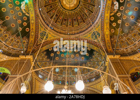 Plafond de la grande mosquée de Mohammed Ali Pasha - Mosquée d'Albâtre - adaptée à la Citadelle du Caire, Égypte, avec intersection de quatre dômes décorés de motifs floraux en or et vert Banque D'Images