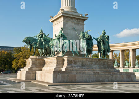 Sept chefs de la base des Magyars sur la colonne de l'Archange Gabriel. La Place des Héros (Hősök tere). Budapest Banque D'Images