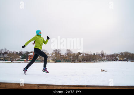 Photo de jeune athlète femme tournant à Winter Park dans l'après-midi Banque D'Images