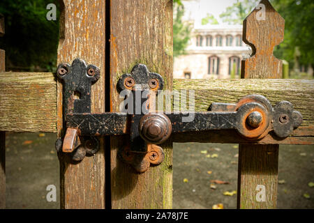 Rusty metal loquet situé sur la barrière en bois Banque D'Images