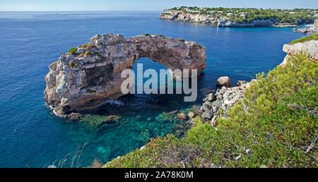 Es Pontas, arche naturelle à la côte rocheuse, Cala Santanyi, Majorque, Baléares, Espagne. Banque D'Images