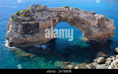 Es Pontas, arche naturelle à la côte rocheuse, Cala Santanyi, Majorque, Baléares, Espagne. Banque D'Images