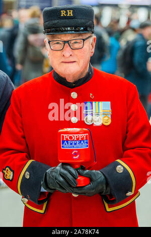 Londres, Royaume-Uni. 31 octobre, 2019. Pensionné Chelsea Colin Thackery (vainqueur de Britains Got Talent 2019) - Ross Kemp lance London Poppy Day 2019 sur la gare de Liverpool Street, Central concourse - 2000 service technique joignent leurs forces avec les anciens combattants, les bénévoles et les célébrités dans une tentative pour élever €1m en une seule journée pour la Royal British Legion lors de la London Journée du coquelicot. Crédit : Guy Bell/Alamy Live News Banque D'Images