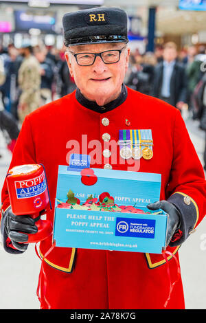 Londres, Royaume-Uni. 31 octobre, 2019. Pensionné Chelsea Colin Thackery (vainqueur de Britains Got Talent 2019) - Ross Kemp lance London Poppy Day 2019 sur la gare de Liverpool Street, Central concourse - 2000 service technique joignent leurs forces avec les anciens combattants, les bénévoles et les célébrités dans une tentative pour élever €1m en une seule journée pour la Royal British Legion lors de la London Journée du coquelicot. Crédit : Guy Bell/Alamy Live News Banque D'Images