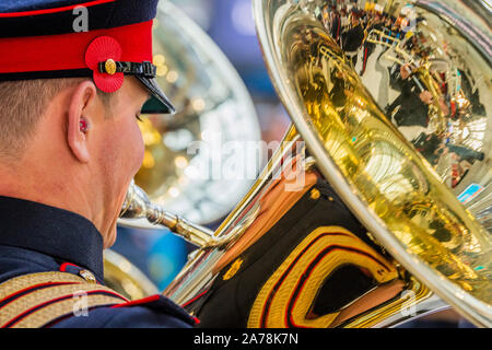 Londres, Royaume-Uni. 31 octobre, 2019. L'Armée britannique Band joue à un large public d'usagers - Ross Kemp lance London Poppy Day 2019 sur la gare de Liverpool Street, Central concourse - 2000 service technique joignent leurs forces avec les anciens combattants, les bénévoles et les célébrités dans une tentative pour élever €1m en une seule journée pour la Royal British Legion lors de la London Journée du coquelicot. Crédit : Guy Bell/Alamy Live News Banque D'Images