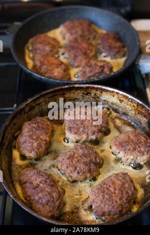 Les escalopes à partir de viandes hachées frit dans une casserole Banque D'Images