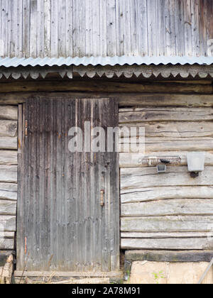 Porte d'un ancien poulailler dans un village fait de leurs journaux en bois et bandes Banque D'Images