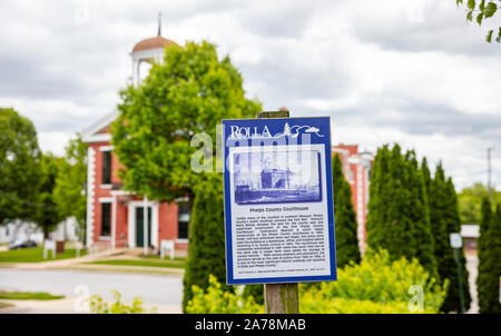 Rolla, Missouri, États-Unis. Le 12 mai 2019. L'ancien palais de justice du comté de Phelps histoire sur un conseil. Un texte d'information pour les touristes. Blur building backgroun Banque D'Images