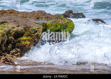 Vagues se brisant sur la mer des formations de pierre sur la rive du Parc National d'Ashkelon. Israël Banque D'Images