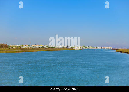 Vue sur le lagon du parc naturel de Ria Formosa en direction de Santa Luzia, à l'est de l'Algarve Banque D'Images