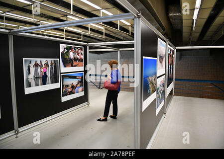 (191031) -- SAO PAULO, le 31 octobre 2019 (Xinhua) -- Une personne affiche des photos au cours de la troisième édition de l'exposition photo mixte Médias BRICS à Sao Paulo, Brésil, le 30 octobre 2019. La troisième édition de l'exposition photo mixte des médias des BRICS s'est ouvert le mercredi ici, avec la présence de représentants des médias du pays membre du groupe -- Brésil, Russie, Inde, Chine et Afrique du Sud. Des dizaines de photographies de 15 entreprises médiatiques grand public des cinq pays ont présenté le développement économique et social, les progrès scientifiques et technologiques, les échanger Banque D'Images