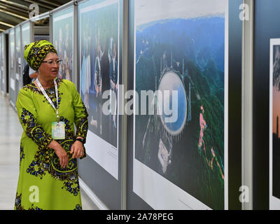 (191031) -- SAO PAULO, le 31 octobre 2019 (Xinhua) -- Une personne affiche des photos au cours de la troisième édition de l'exposition photo mixte Médias BRICS à Sao Paulo, Brésil, le 30 octobre 2019. La troisième édition de l'exposition photo mixte des médias des BRICS s'est ouvert le mercredi ici, avec la présence de représentants des médias du pays membre du groupe -- Brésil, Russie, Inde, Chine et Afrique du Sud. Des dizaines de photographies de 15 entreprises médiatiques grand public des cinq pays ont présenté le développement économique et social, les progrès scientifiques et technologiques, les échanger Banque D'Images