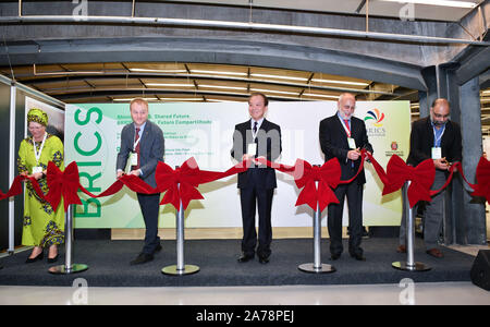 (191031) -- SAO PAULO, le 31 octobre 2019 (Xinhua) -- Co-présidents des BRICS Media Forum couper un ruban lors de la cérémonie d'ouverture de la troisième édition de l'exposition photo mixte Médias BRICS à Sao Paulo, Brésil, le 30 octobre 2019. La troisième édition de l'exposition photo mixte des médias des BRICS s'est ouvert le mercredi ici, avec la présence de représentants des médias du pays membre du groupe -- Brésil, Russie, Inde, Chine et Afrique du Sud. Des dizaines de photographies de 15 entreprises médiatiques grand public des cinq pays ont présenté le développement économique et social, un scientifique Banque D'Images