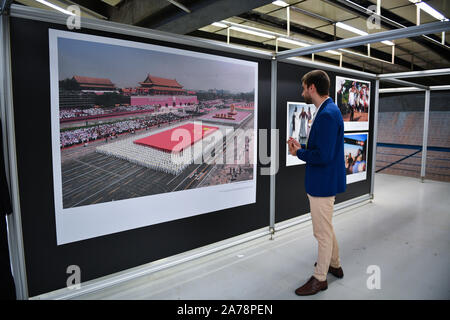 (191031) -- SAO PAULO, le 31 octobre 2019 (Xinhua) -- Une personne affiche des photos au cours de la troisième édition de l'exposition photo mixte Médias BRICS à Sao Paulo, Brésil, le 30 octobre 2019. La troisième édition de l'exposition photo mixte des médias des BRICS s'est ouvert le mercredi ici, avec la présence de représentants des médias du pays membre du groupe -- Brésil, Russie, Inde, Chine et Afrique du Sud. Des dizaines de photographies de 15 entreprises médiatiques grand public des cinq pays ont présenté le développement économique et social, les progrès scientifiques et technologiques, les échanger Banque D'Images