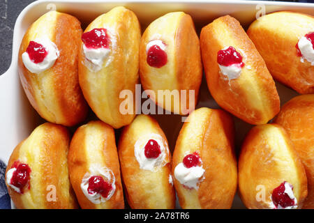 Berliner Pfannkuchen, Allemand Donuts avec confiture de framboises et fourrés dans un plat allant au four, flatlay, close-up Banque D'Images