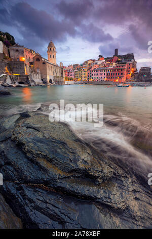 Vernazza, Italie. Cityscape image de Vernazza, Cinque Terre, Italie, pendant le coucher du soleil spectaculaire. Banque D'Images