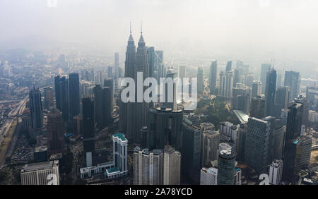 Vue de dessus, superbe vue aérienne de Kuala Lumpur skyline avec de beaux gratte-ciel et les tours au cours d'un jour brumeux. Kuala Lumpur, Malaisie Banque D'Images