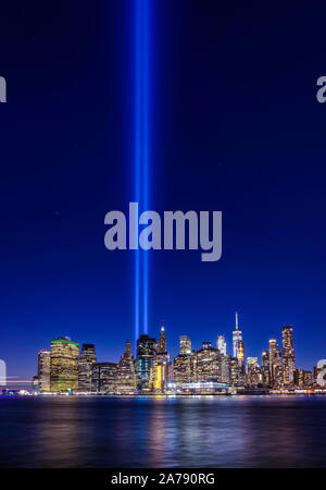 Vue claire de Brooklyn de 911 lumière commémoratif à Manhattan, New York City Banque D'Images