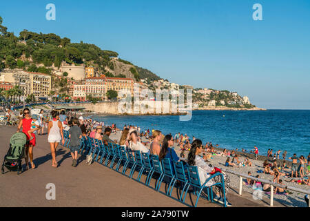 Chaises bleues, Promenade des Anglais, de la plage, Nice, France, Banque D'Images