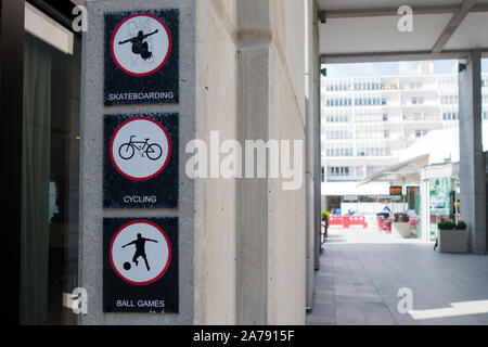 Pas de planche à roulettes, pas de vélo, pas de jeux de balle à la Brunswick centre à centre de Londres Banque D'Images