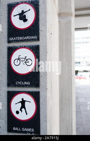 Pas de planche à roulettes, pas de vélo, pas de jeux de balle à la Brunswick centre à centre de Londres Banque D'Images