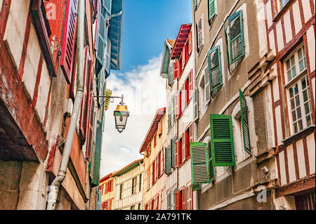 Basque typique des cités, villes et villages sont trois couleurs : rouge, vert et blanc, comme on le voit ici dans la vieille ville de Bayonne. Banque D'Images