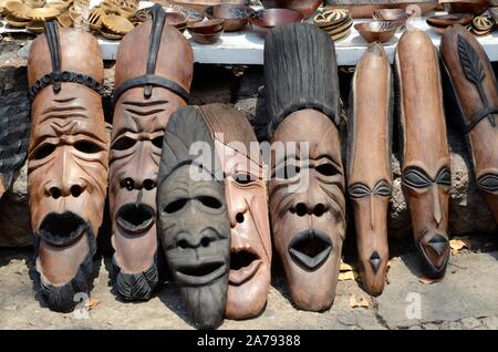 Bois sculpté de cérémonie en bois masques tribaux à la vente à un marché de rue d'Afrique Zimbabwe Banque D'Images