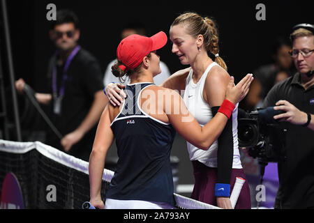 Shenzhen, la province chinoise du Guangdong. 31 octobre, 2019. Ashleigh Barty (L) de l'Australie parle à Petra Kvitova de la République tchèque après leurs dames en round robin match à la finale du tournoi WTA de tennis à Shenzhen, province du Guangdong en Chine du sud, le 31 octobre 2019. Credit : Liang Xu/Xinhua/Alamy Live News Banque D'Images