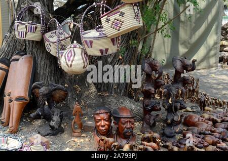 Btswanan traditionnel tribal art craft en vente sur un marché de rue Botswana Afrca Banque D'Images