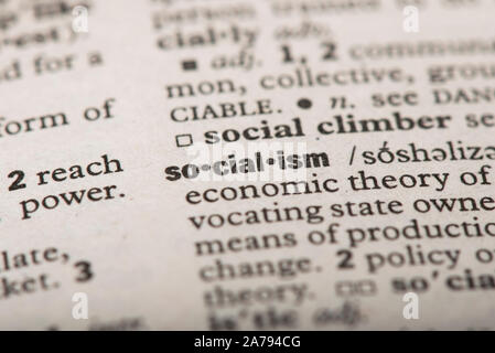 Libre du mot "socialisme" dans un dictionnaire. Banque D'Images