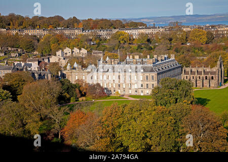 Parc de Holyrood, Édimbourg, Écosse, Royaume-Uni. 31 octobre 2019. Couleur d'automne autour du parc de Holyrood, Édimbourg, Écosse, vues aériennes du Palais de Holyrood et le Parlement écossais. Banque D'Images