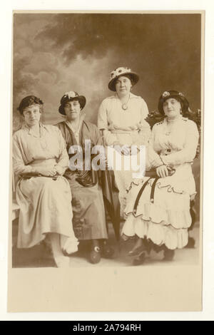 Début des années 1900, époque de la première guerre mondiale carte postale de quatre amis dame porter un chapeau, daté de juillet 1915 sur l'inverse, au Royaume-Uni. Banque D'Images