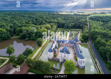 France, Loiret, Chilleurs aux Bois, le château de Chamerolles Park et jardins (vue aérienne) // France, Loiret (45), Banque D'Images