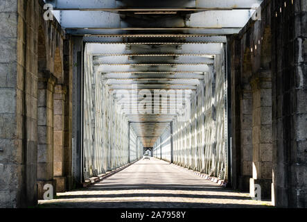 Pont. Voiture en traversant le pont international, de Tuy à Valenca, sur la rivière Mino, l'Espagne et Portugal frontière naturelle. Banque D'Images