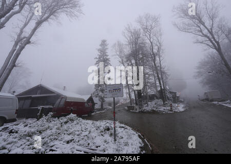 (191031) -- ZAGREB, 31 octobre 2019 (Xinhua) -- Photo prise le 31 octobre 2019 sur la scène de la neige montre montagne Sljeme à Zagreb, Croatie. Une soudaine baisse de la température et de neige a frappé la région de jeudi à la suite de températures au-dessus de la moyenne pour la plupart des mois dans la capitale croate. (Igor Soban/document via Xinhua) Banque D'Images