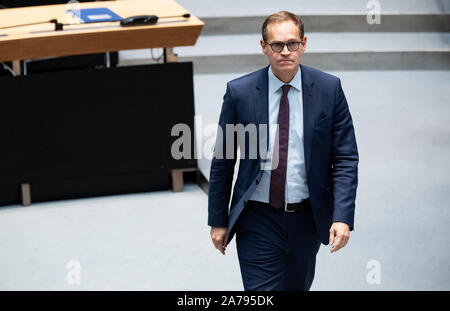 31 octobre 2019, Berlin : Michael Müller (SPD), Maire de Berlin, passe par la salle plénière après l'interruption de la session plénière de la Chambre des Représentants de Berlin, après que le candidat de la gauche pour la nomination comme juge de la Cour constitutionnelle de l'état de Berlin, Lena Kreck, n'a pas été élu. Principaux thèmes de la 48e session plénière sont la lutte contre la criminalité organisée, la célébration de 30 ans de la révolution pacifique autour de 9 novembre et l'élection du président et de deux juges de la Cour constitutionnelle de Berlin. Photo : Bernd von Jut Banque D'Images