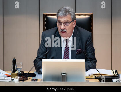 31 octobre 2019, Berlin : Ralf Wieland (SPD), Président de la Chambre des Représentants de Berlin, des interruptions de la session plénière de la Chambre des Représentants de Berlin après Lena Kreck, le candidat de la gauche pour la nomination comme juge de la Cour constitutionnelle de Berlin, n'a pas été élu. Principaux thèmes de la 48e session plénière sont la lutte contre la criminalité organisée, la célébration de 30 ans de la révolution pacifique autour de 9 novembre et l'élection du président et de deux juges de la Cour constitutionnelle de Berlin. Photo : Bernd von Jutrczenka/dpa Banque D'Images