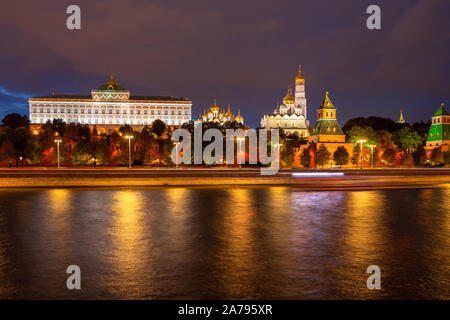 Vue de nuit sur le Grand Palais du Kremlin, Ivan le Grand Campanile, et la Moskova, Moscou, Russie Banque D'Images